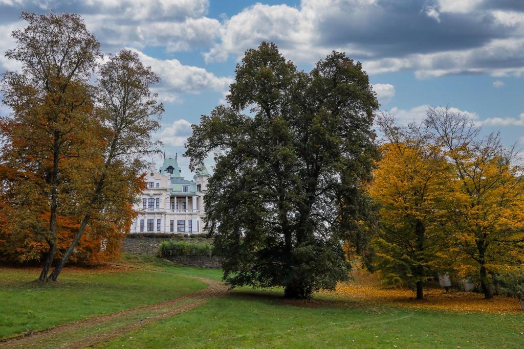 Ein Garten an der Unterkunft Hotel U Zámečku Cihelny