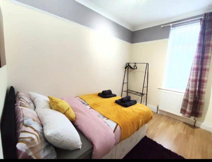 - une chambre avec un lit et une couverture jaune dans l'établissement Cozy Room Near The City Center, à Old Walker