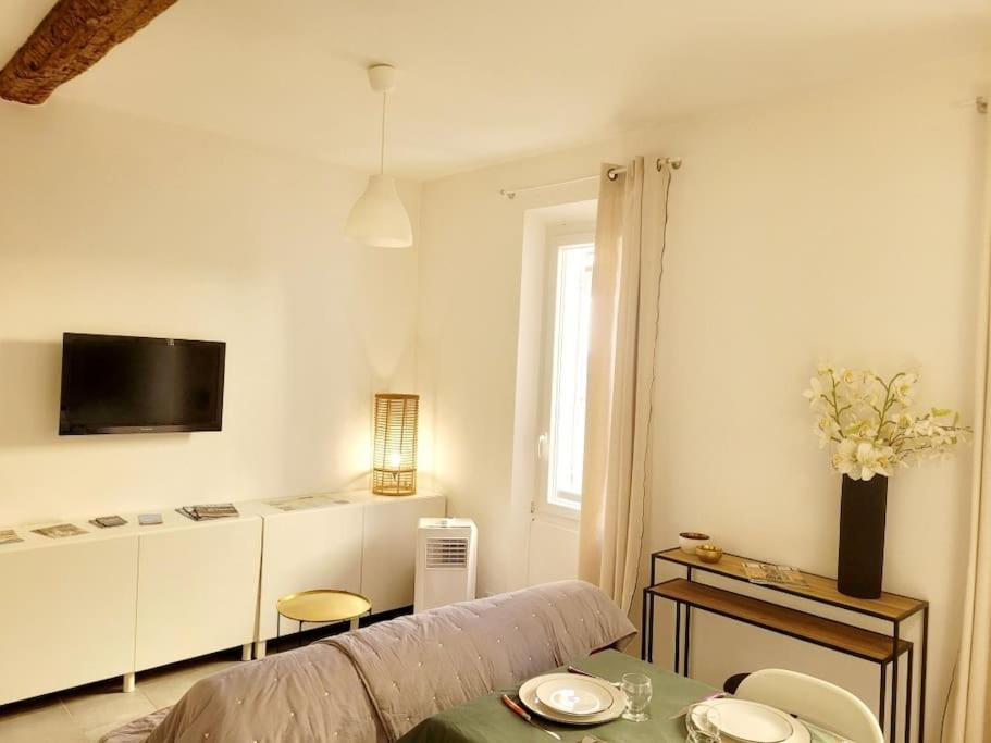 un salon avec un canapé et une table dans l'établissement À deux pas du port de la Ciotat appart 4 pers., à La Ciotat