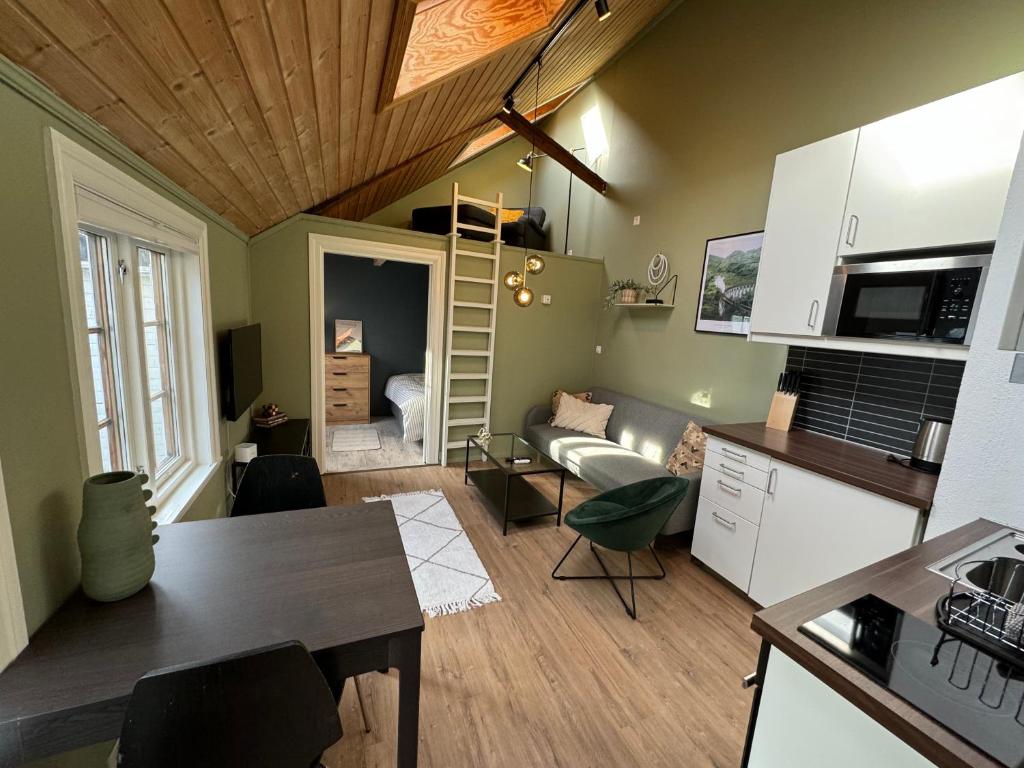 cocina y sala de estar con altillo en Cozy backyard apartment en Trondheim