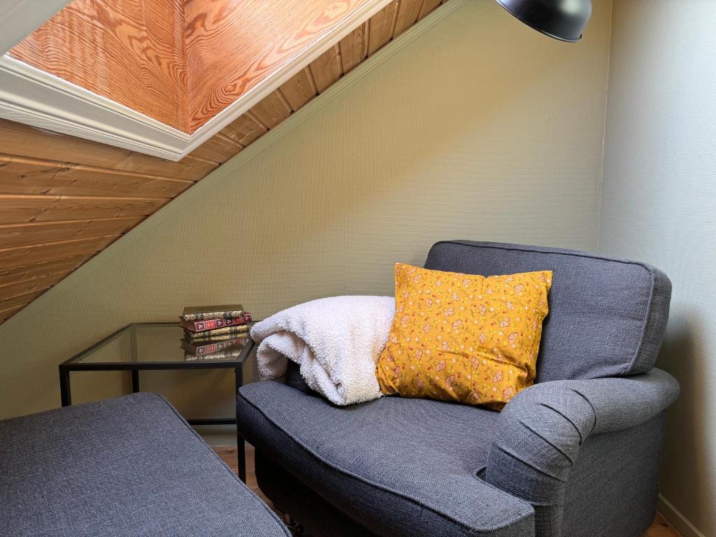 Posezení v ubytování Cozy backyard apartment