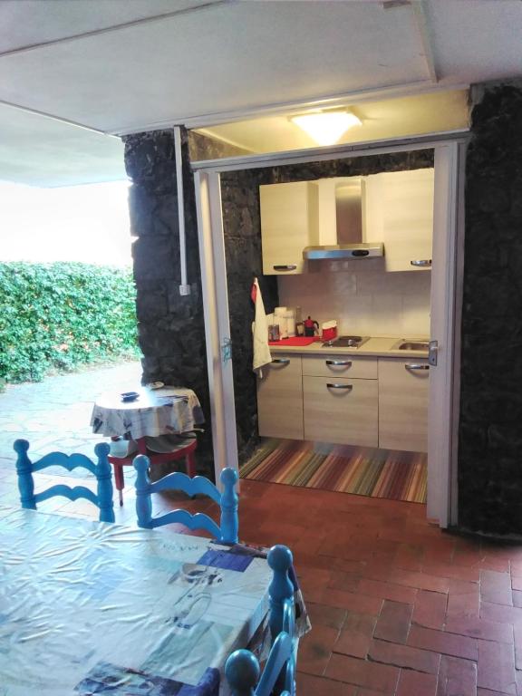 Kuchnia lub aneks kuchenny w obiekcie VILLA MIMOSA Splendida Vista Mare