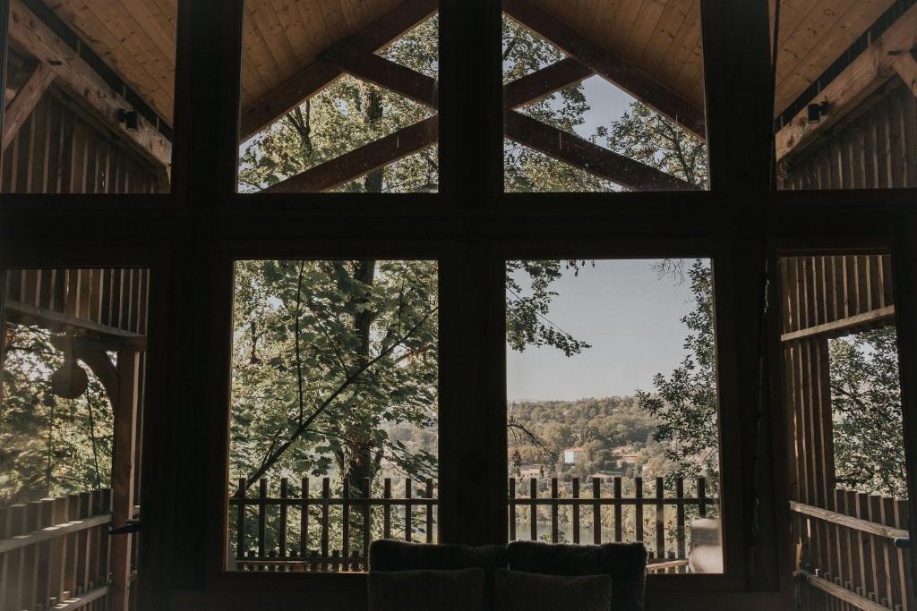 una vista por la ventana de una casa en La cabane de la Saone, Lyon Country house en Caluire-et-Cuire