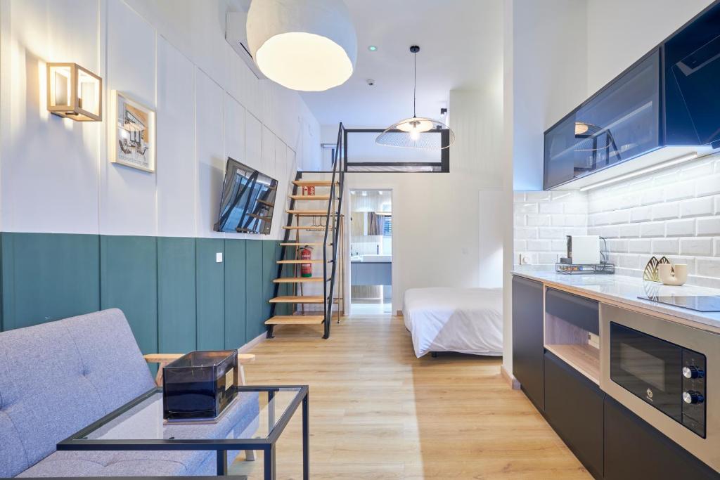 een woonkamer met een bank en een trap bij Madrid Urban Comfort in Madrid