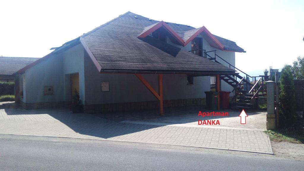 uma casa com um telhado na berma da estrada em Apartmán Danka em Banská Bystrica