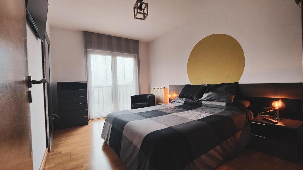 Un dormitorio con una cama grande y una ventana en SOLPOR en Silleda