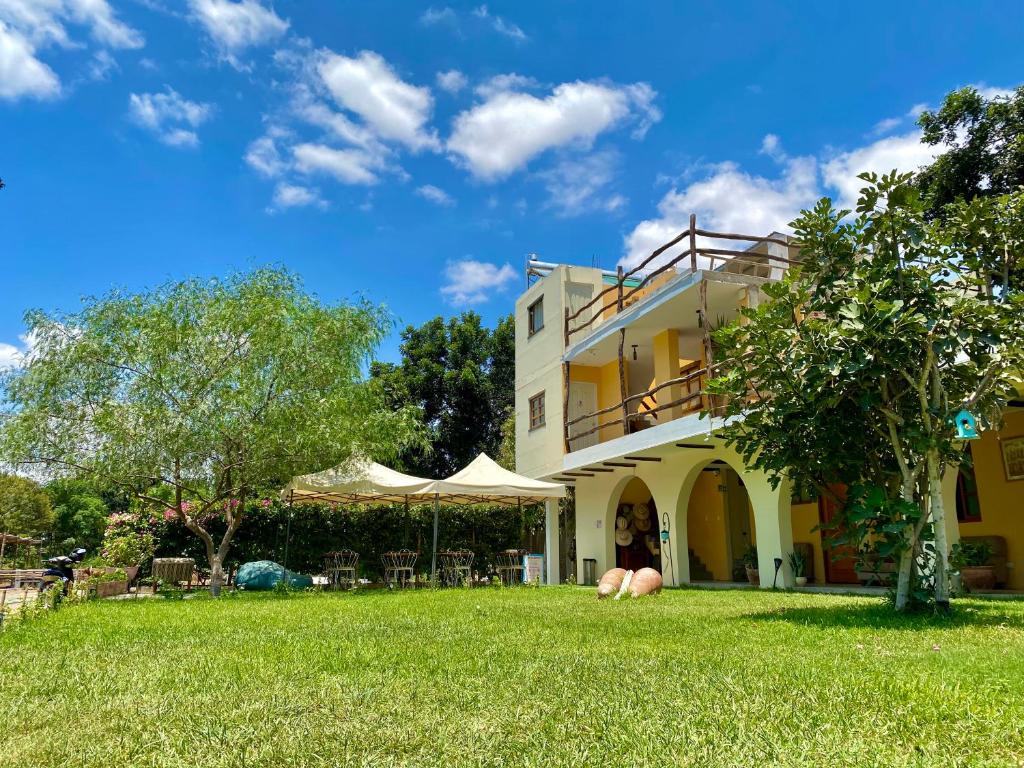 a house with a lawn in front of it at Serenity hotel & lodge in Ica