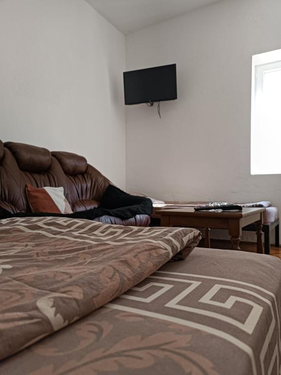 un soggiorno con divano e TV a schermo piatto di Apartment CENTAR a Šabac