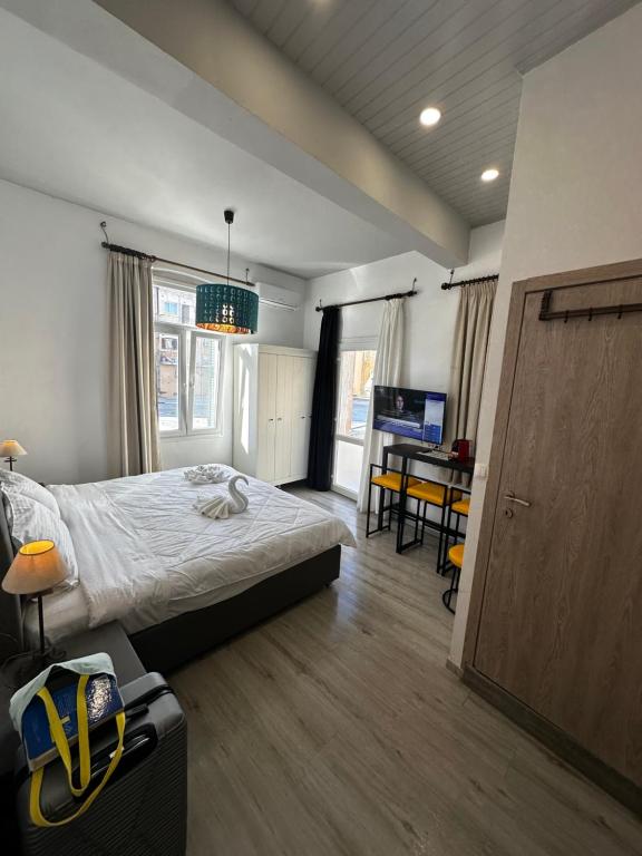 Postel nebo postele na pokoji v ubytování TRAVELLERS CORFU TOWN Luxury Suites, Studios & Apartments