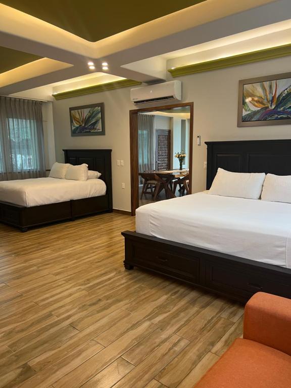 Postel nebo postele na pokoji v ubytování Puerto Vallarta South Shore Luxury Suites,