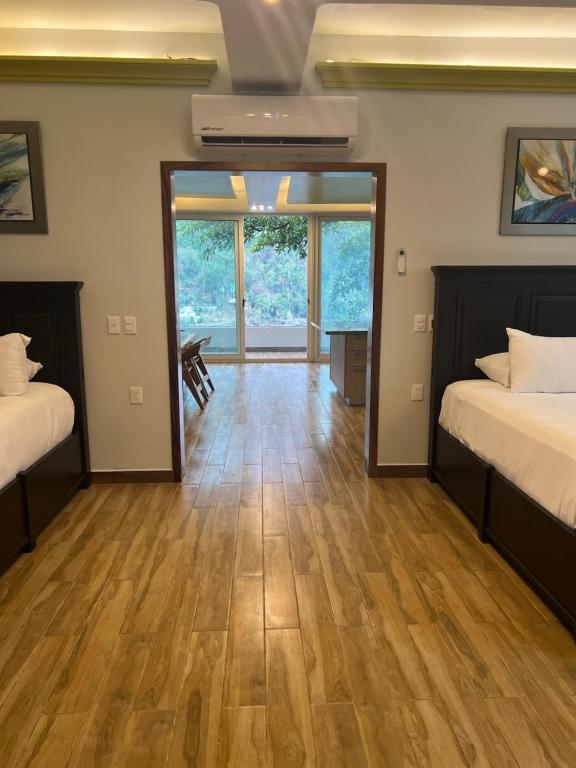 Postel nebo postele na pokoji v ubytování Puerto Vallarta South Shore Luxury Suites,