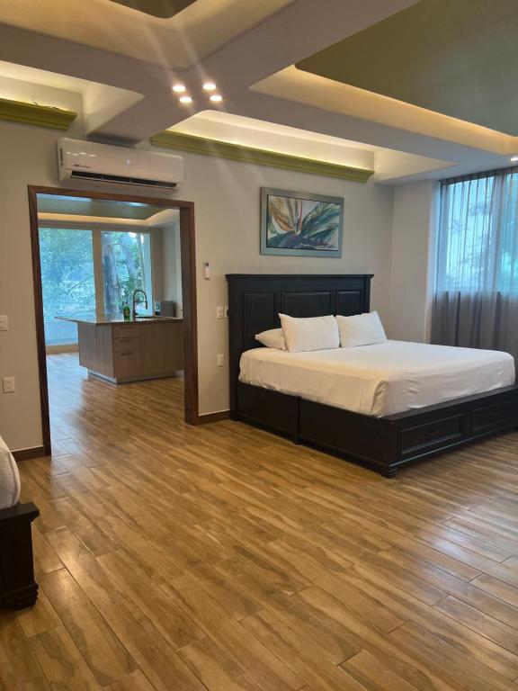 Postel nebo postele na pokoji v ubytování Puerto Vallarta South Shore Luxury Suites,