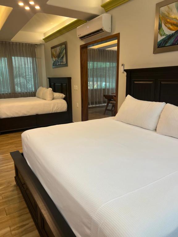 Postel nebo postele na pokoji v ubytování Puerto Vallarta South Shore Luxury Suites,