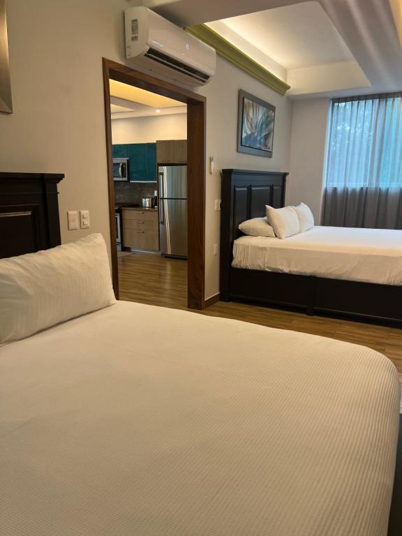 Postel nebo postele na pokoji v ubytování Puerto Vallarta South Shore Luxury Suites,