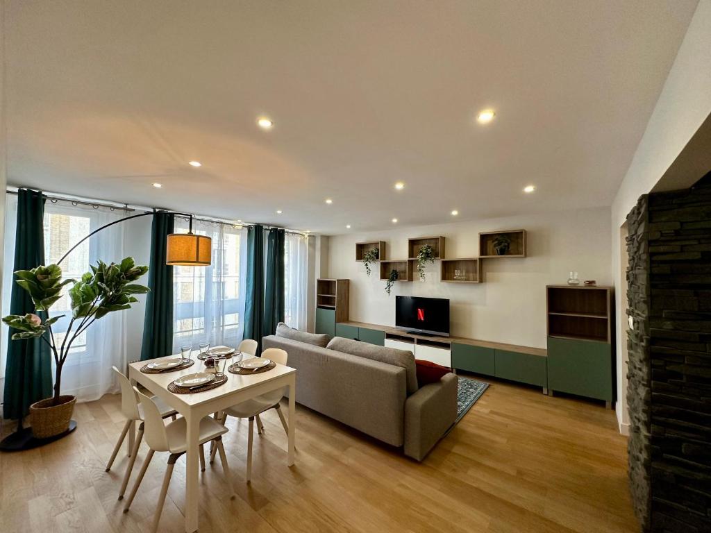 un salon avec un canapé et une table dans l'établissement TD HOUSE, à Paris