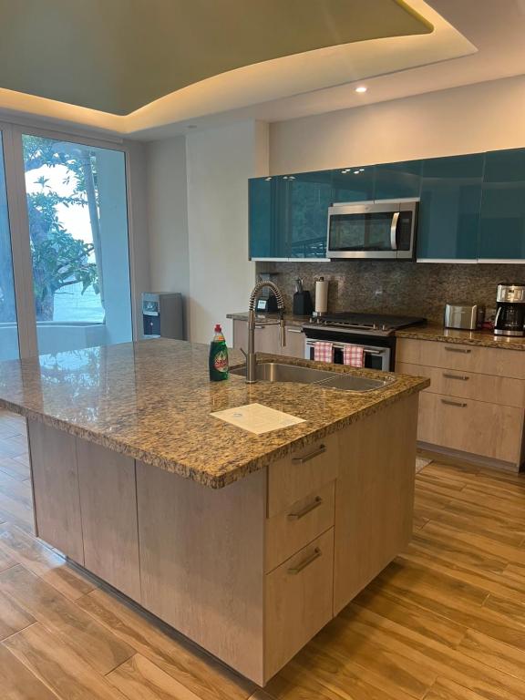 Kuchyň nebo kuchyňský kout v ubytování Puerto Vallarta South Shore Luxury Suites,