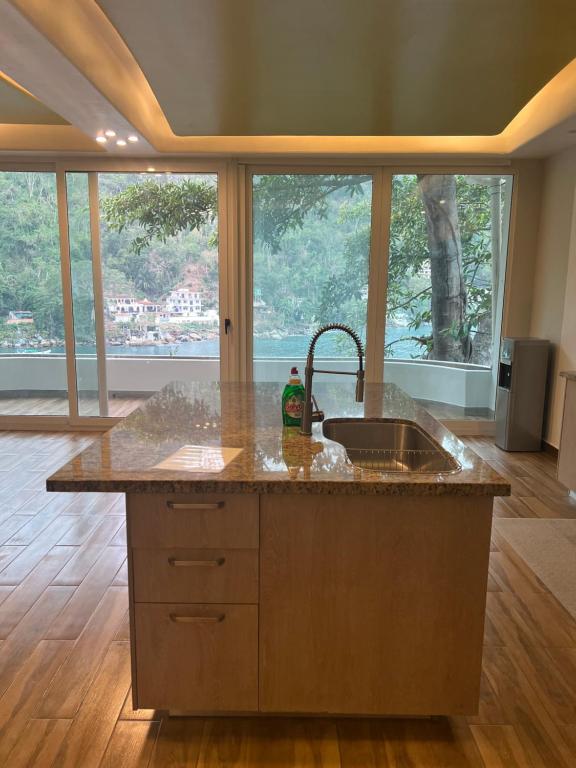 Kuchyň nebo kuchyňský kout v ubytování Puerto Vallarta South Shore Luxury Suites,