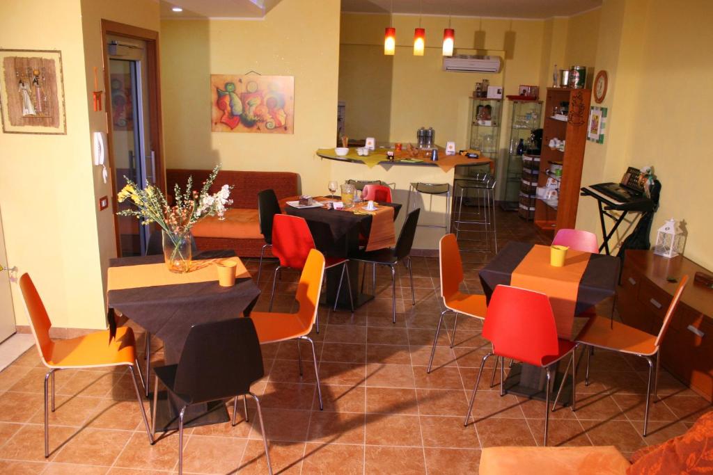 un restaurante con mesas y sillas en una habitación en Bed Breakfast Panorama, en Castelluccio dei Sauri