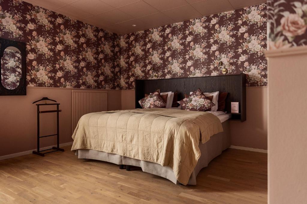 Postel nebo postele na pokoji v ubytování Gibsons Hotell