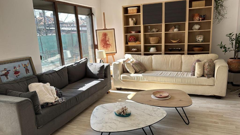 Large Guest House Apartment with Parking and Patio Garden, Near City Center & Kazanlak Stadium