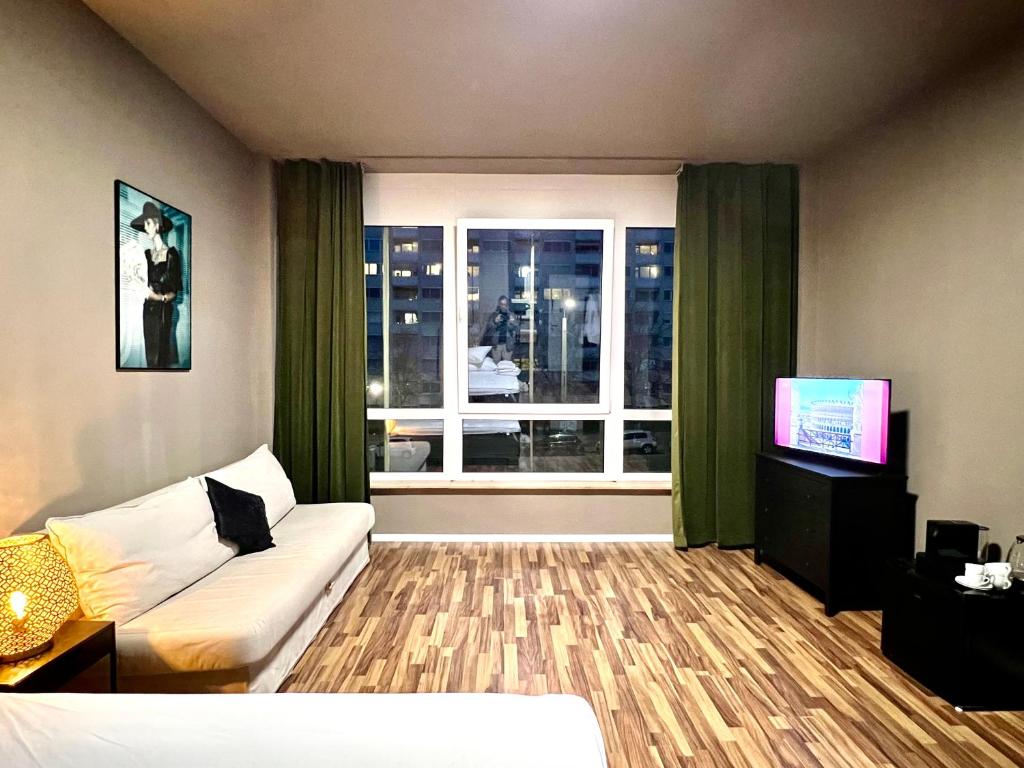 TV a/nebo společenská místnost v ubytování N8 ROOMS - by Leipzig Suites