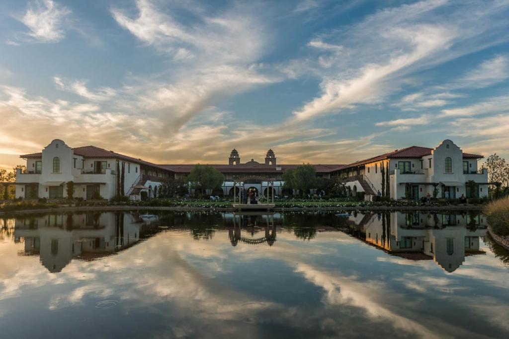 um grupo de edifícios ao lado de uma massa de água em Ponte Vineyard Inn em Temecula