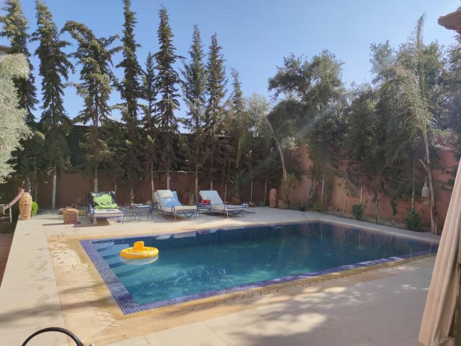- une piscine avec un jouet dans l'arrière-cour dans l'établissement villa sophie, à El Jemʼa Ghemat