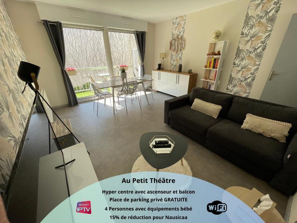 un salon avec un canapé et une table dans l'établissement Au petit Théâtre, appartement Cosy en hyper centre, à Boulogne-sur-Mer