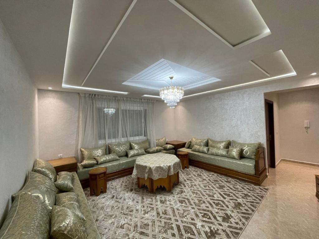 ein Wohnzimmer mit Sofas und einem Tisch in der Unterkunft Tangier house in Tangier