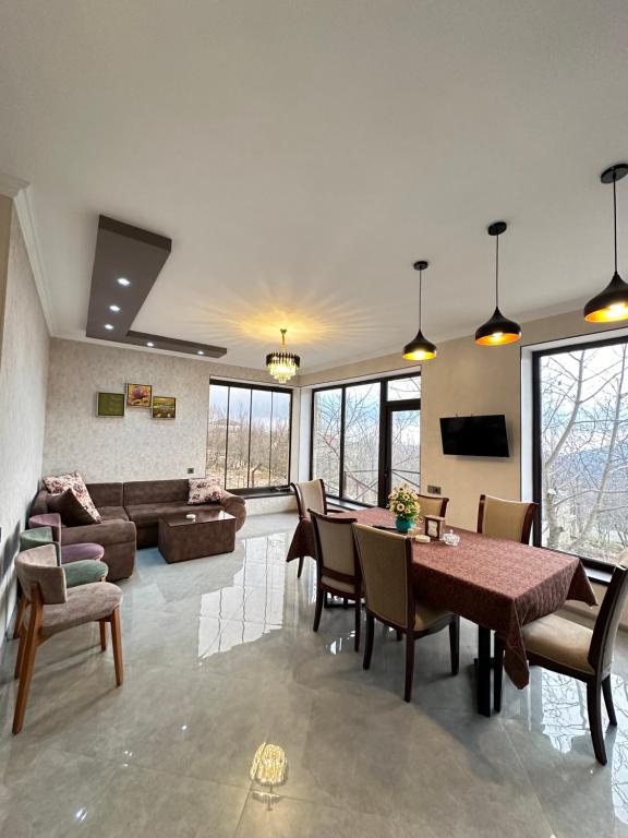 - un salon avec une table et un canapé dans l'établissement Pİrqulu Restaurant&Cottages, à Avaxıl