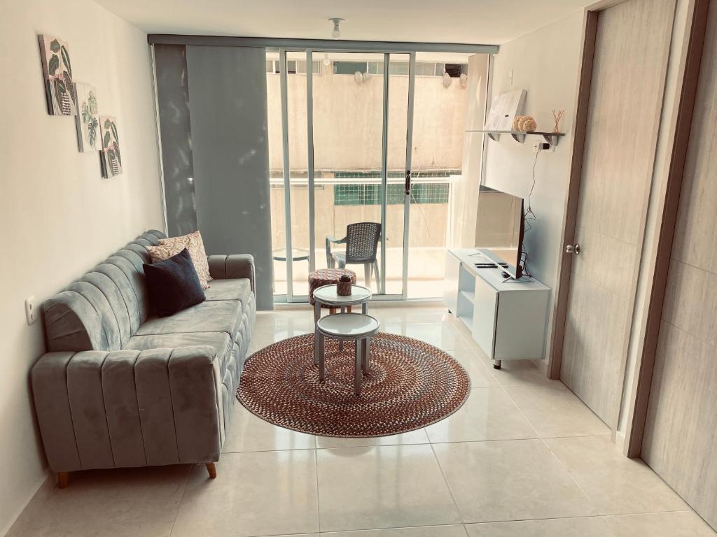 un soggiorno con divano e tavolo di Apartamento céntrico Plazuela a Barranquilla