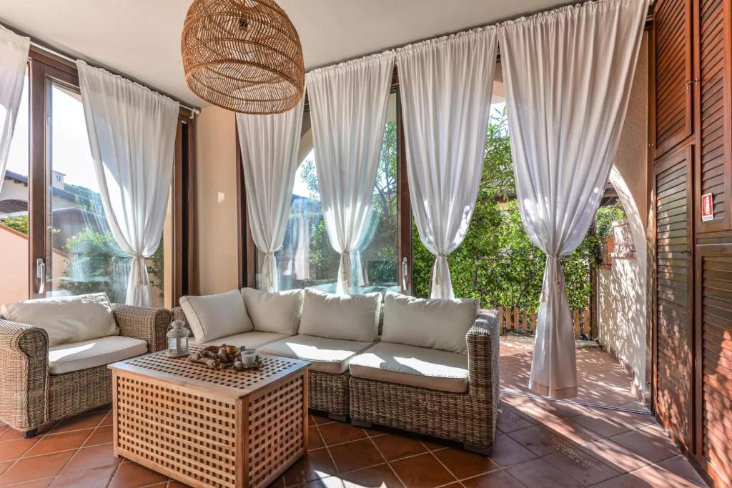 uma sala de estar com um sofá e uma mesa em Casa Eucalipto - Marina di campo, Elba em Marina di Campo