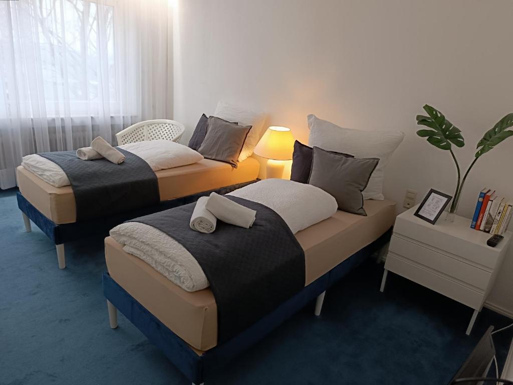 two beds in a small room with at Ruhiges Zimmer in guter Lage in Aalen/Unterkochen in Aalen