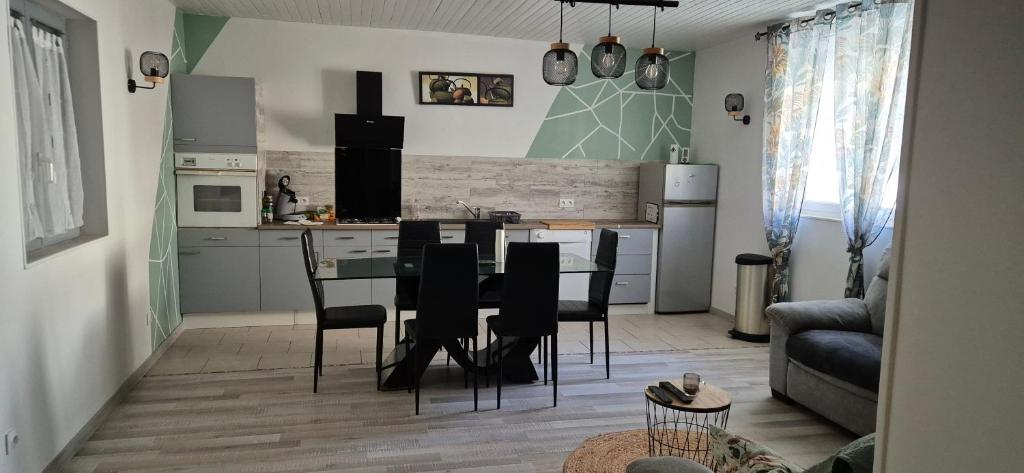Kuchyň nebo kuchyňský kout v ubytování Le Cocon de Mila