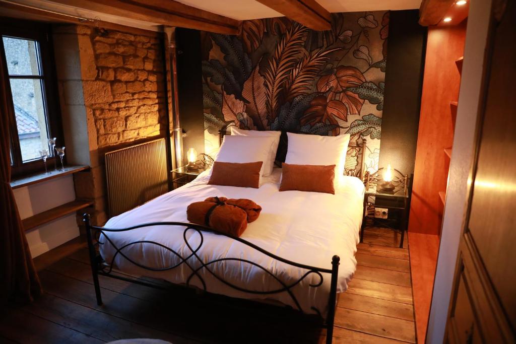 เตียงในห้องที่ La Petite Maison de Torgny