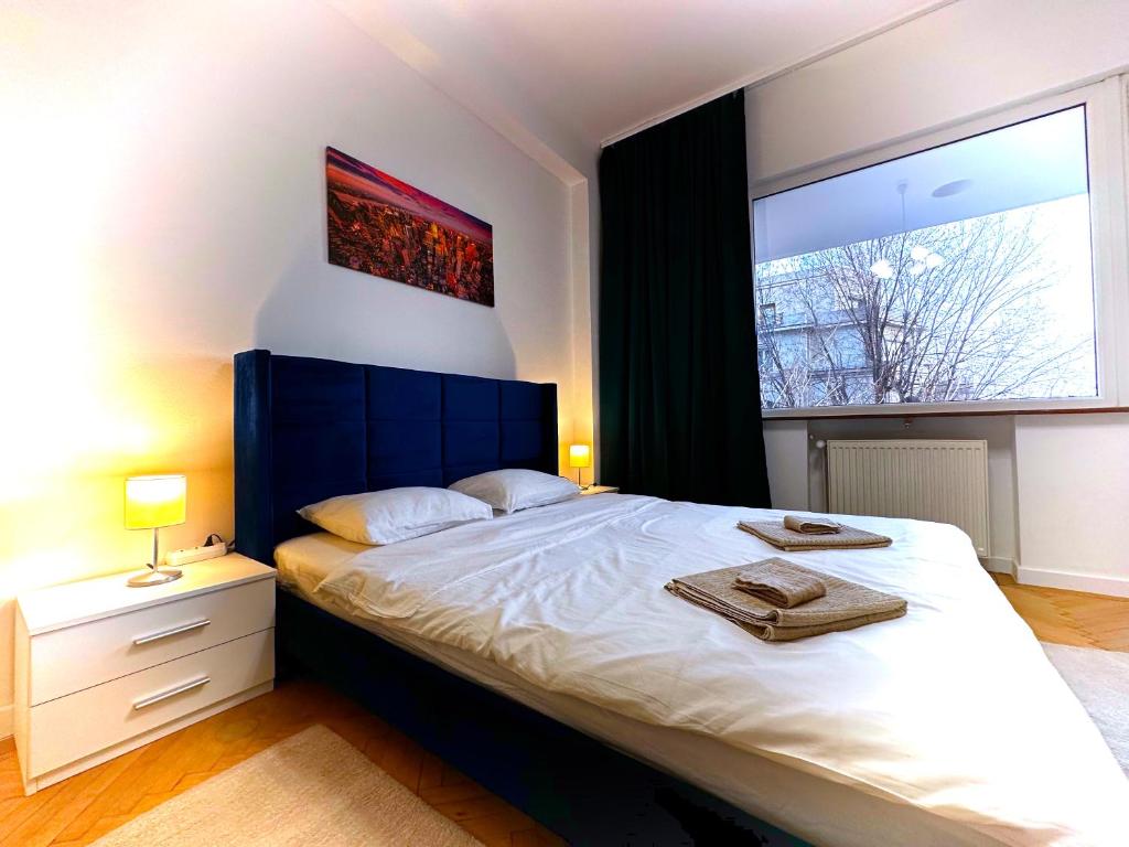 um quarto com uma cama grande e uma janela grande em Ultracentral Apartment 4 rooms - Old City Center -120 square meters - em Bucareste