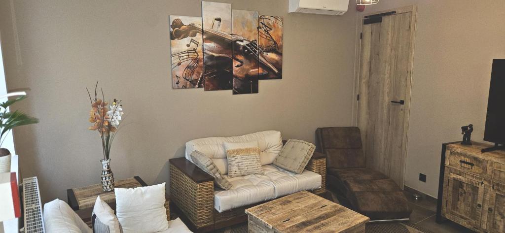 una sala de estar con una silla y una pintura en la pared en Peace Haven, en Ypres