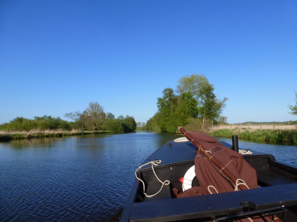 ein Boot mit einer Tasche an der Seite eines Flusses in der Unterkunft Alter Ortskern Worpswede in Worpswede