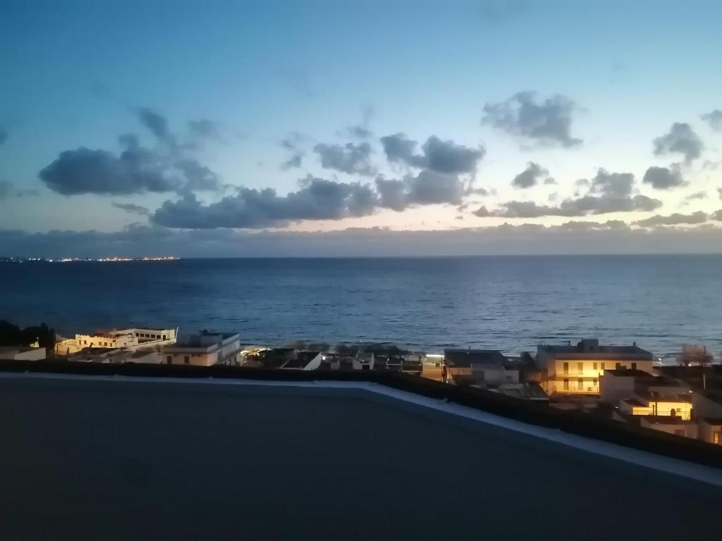 uma vista para o oceano a partir da varanda de um resort em Astrolabon em Santa Maria al Bagno