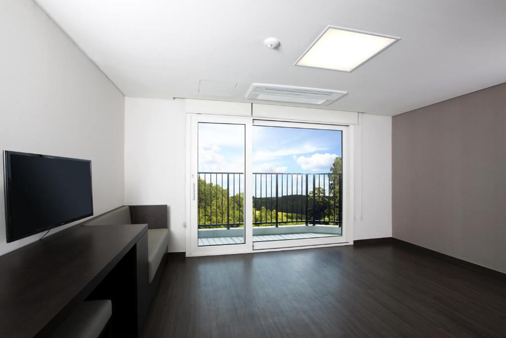 TV a/nebo společenská místnost v ubytování Hanwha Resort Yongin Besancon