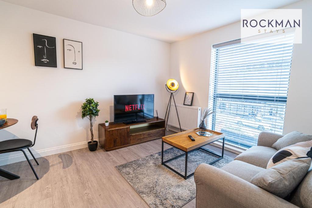 ein Wohnzimmer mit Sofa und Fernseher in der Unterkunft Royal Oak 3 - FREE PARKING - Perfect for Contractors - 2 Bedroom - 2 Bathroom - Fast Wi-fi - Long Term Stays - in Brentwood