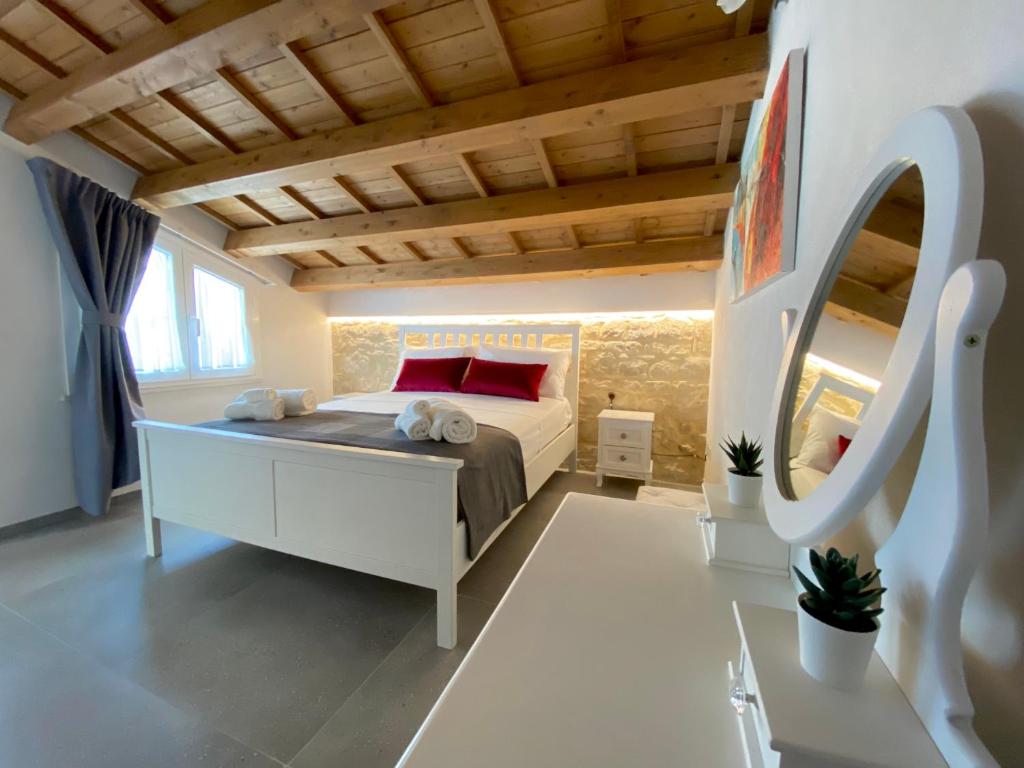 um quarto com uma cama e um espelho em Elorino Chic&Relax em Rosolini