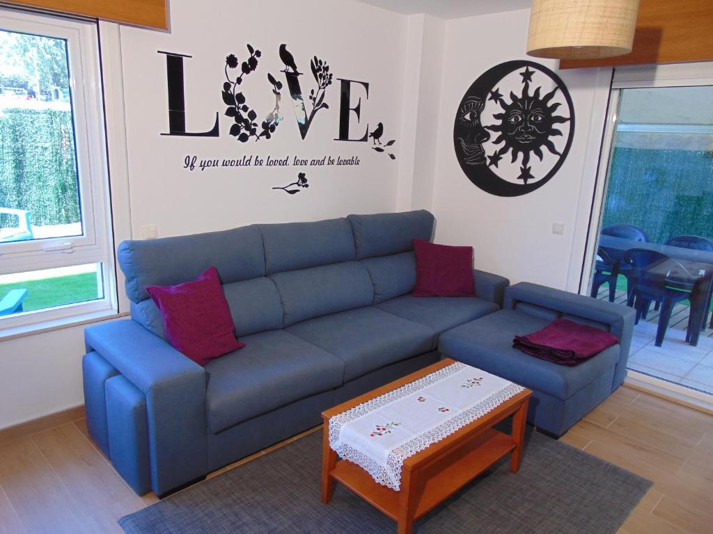 聖地亞哥－德孔波斯特拉的住宿－apartamento con jardin，客厅配有蓝色的沙发和桌子