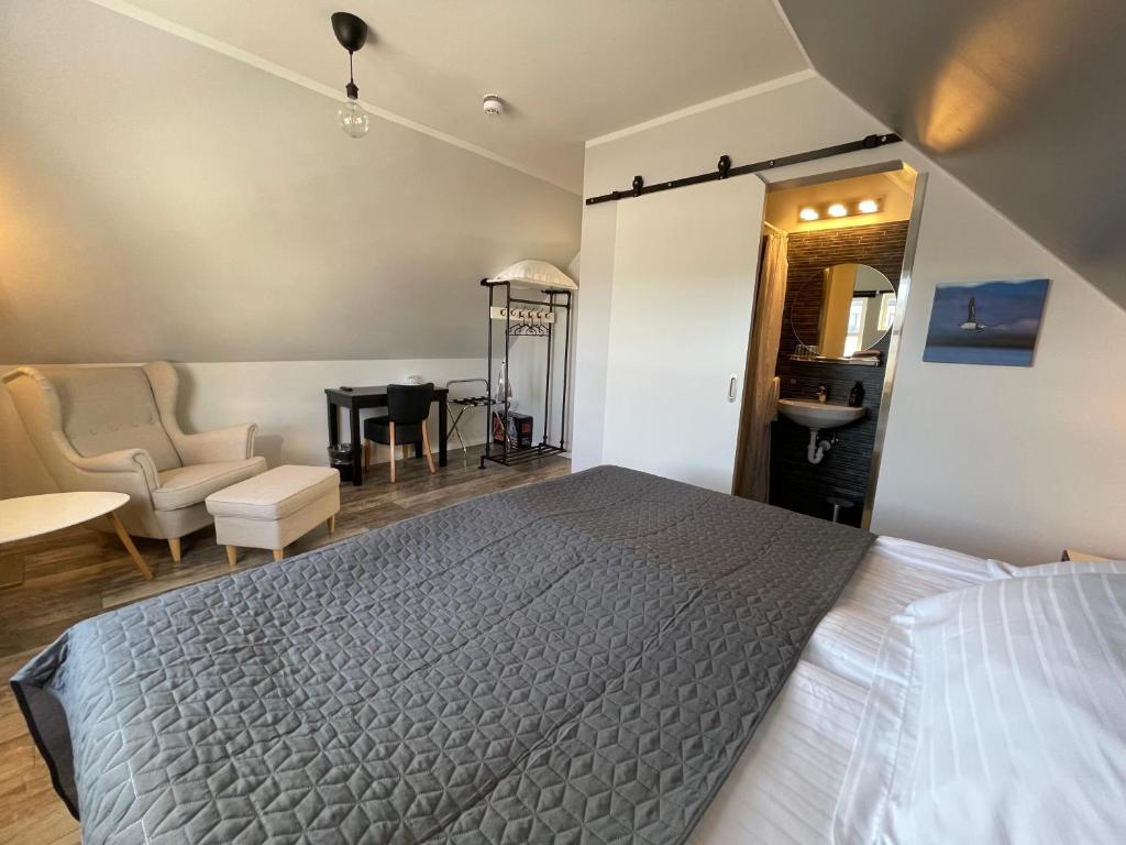 Rúm í herbergi á Akkeri Guesthouse