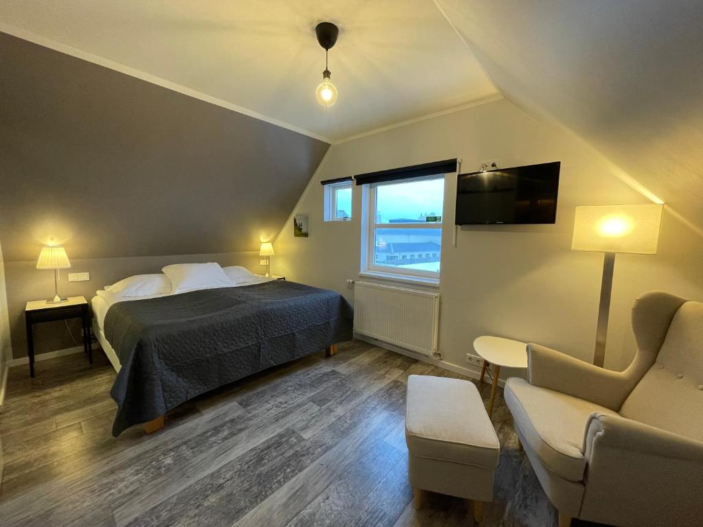 Rúm í herbergi á Akkeri Guesthouse