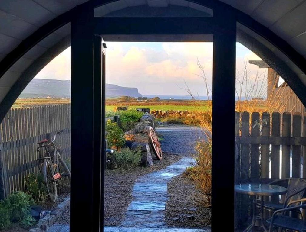 eine offene Tür zu einer Terrasse mit Aussicht in der Unterkunft The Nest in Doolin
