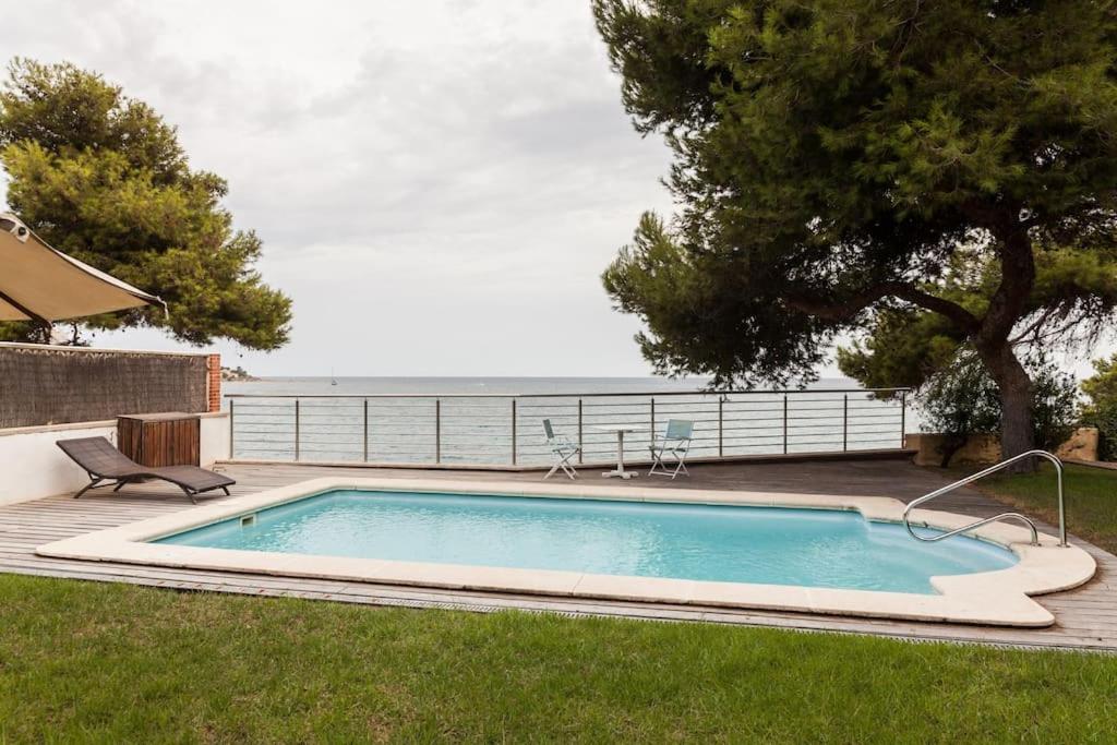 uma piscina num quintal junto ao oceano em Luxury Villa in Alicante em Alicante