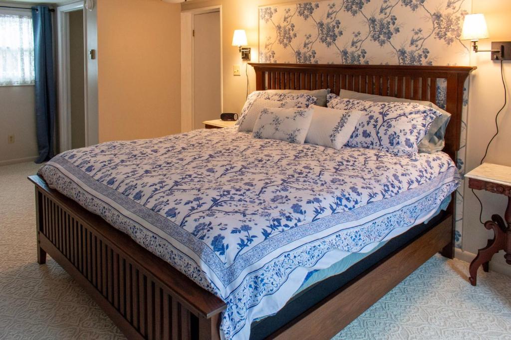Postel nebo postele na pokoji v ubytování Hudson Manor Bed & Breakfast