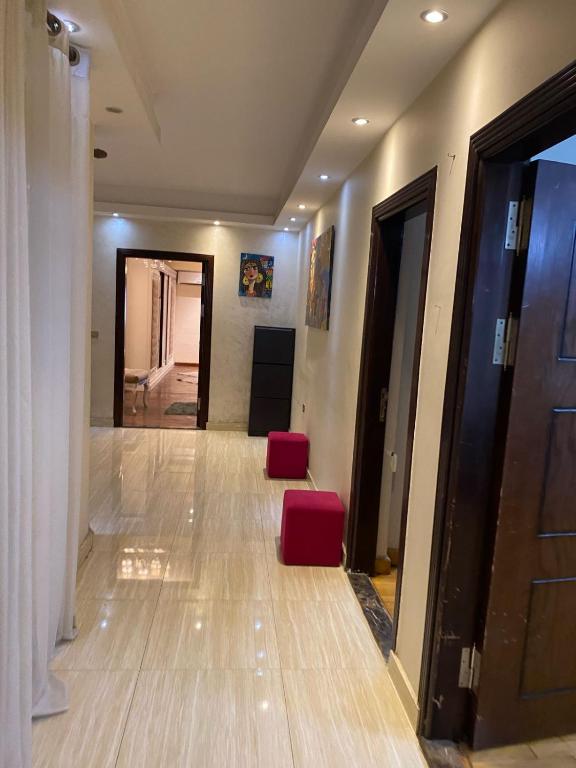 開羅的住宿－sfenx abartment hotel，走廊上,楼里有两个红色凳子