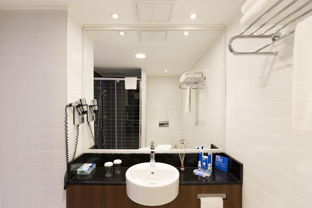 A bathroom at Taxim Express Bosphorus Hotel